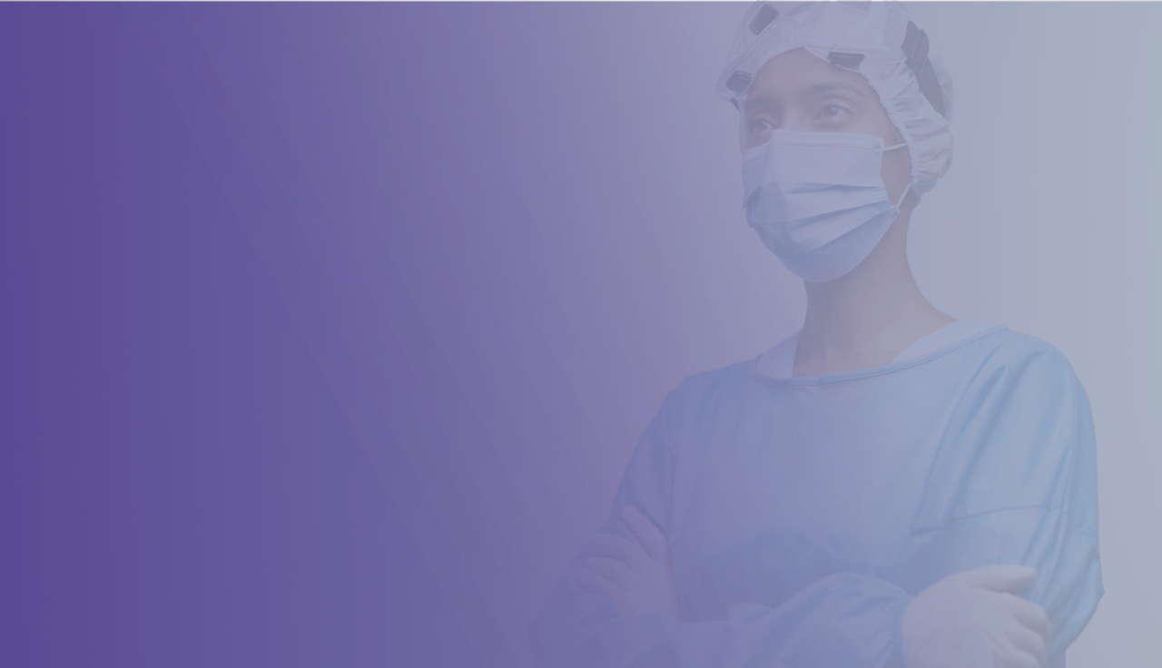 Foto einer Labormitarbeiterin mit Schutzbrille, medizinischem Mundschutz und Arbeitskleidung